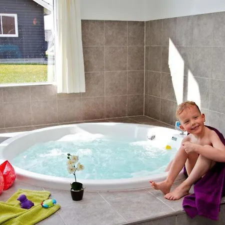 בית נופש Sleeps 16 Pool Wifi *